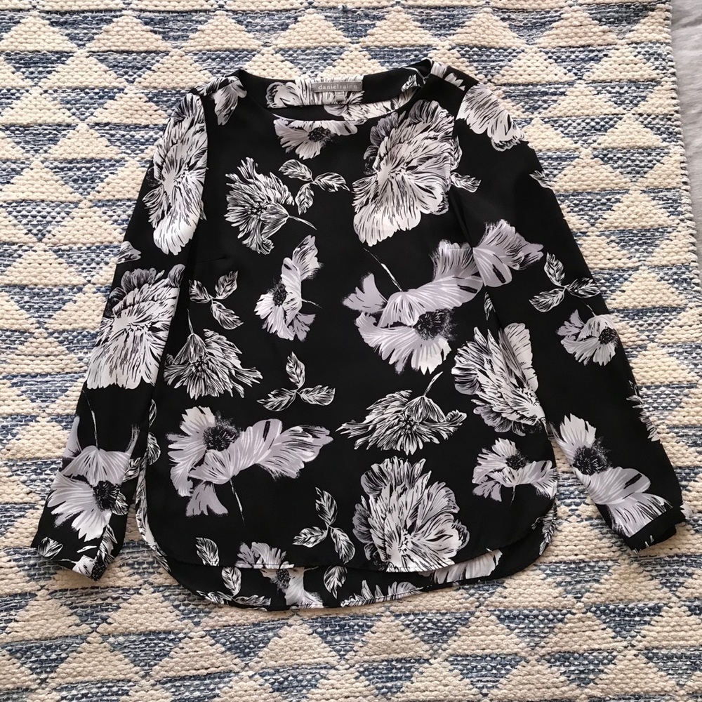 NWOT Daniel Rainn Dark Moody Floral Print Black White Top Blouse XS Classic